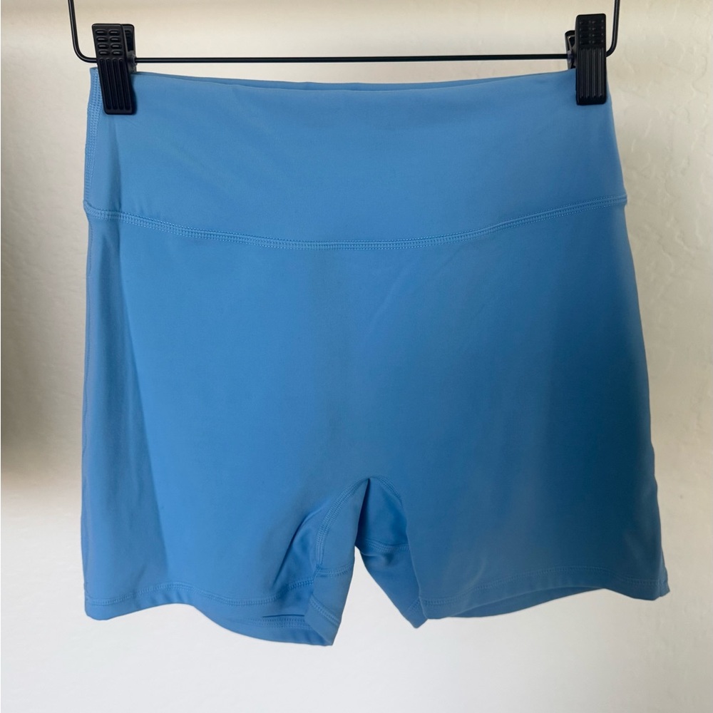 NWOT- Buffbunny Legacy 4in shorts in Sz Med- blue